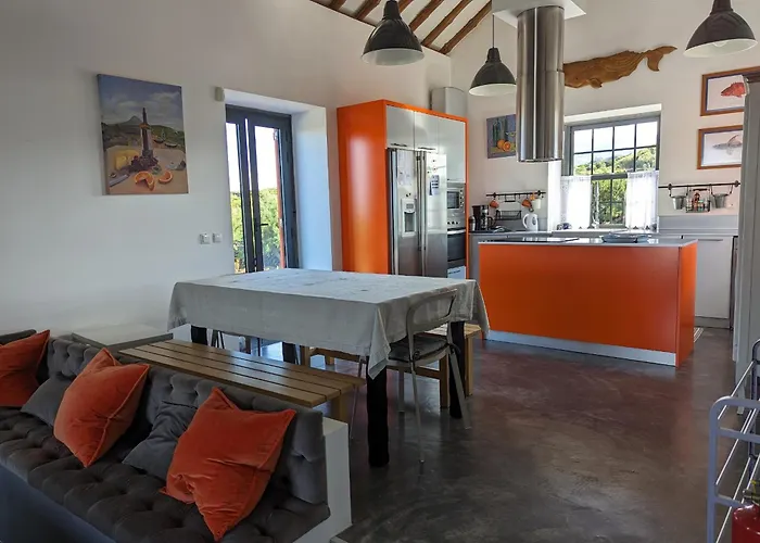 Casa Baleia Laranja Ocean-front