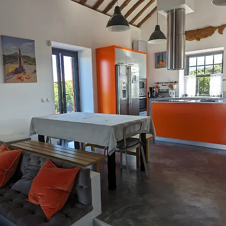 Casa Baleia Laranja Ocean-front